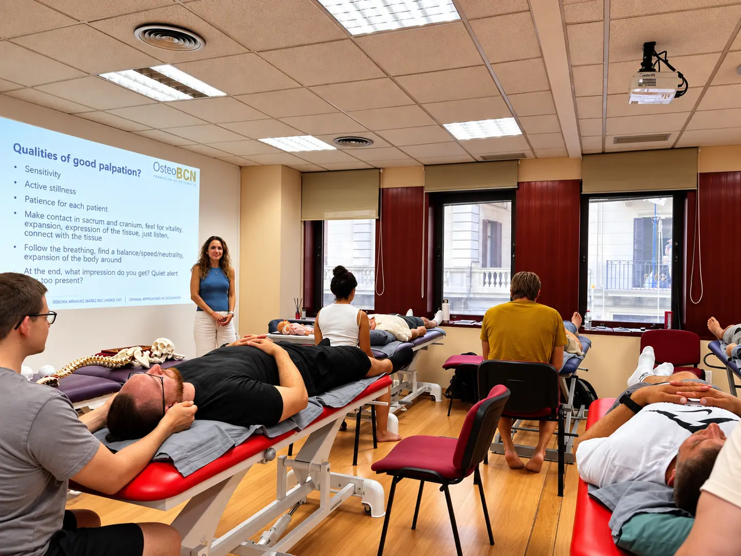 Débora Mínguez impartiendo un taller práctico de palpación en osteopatía