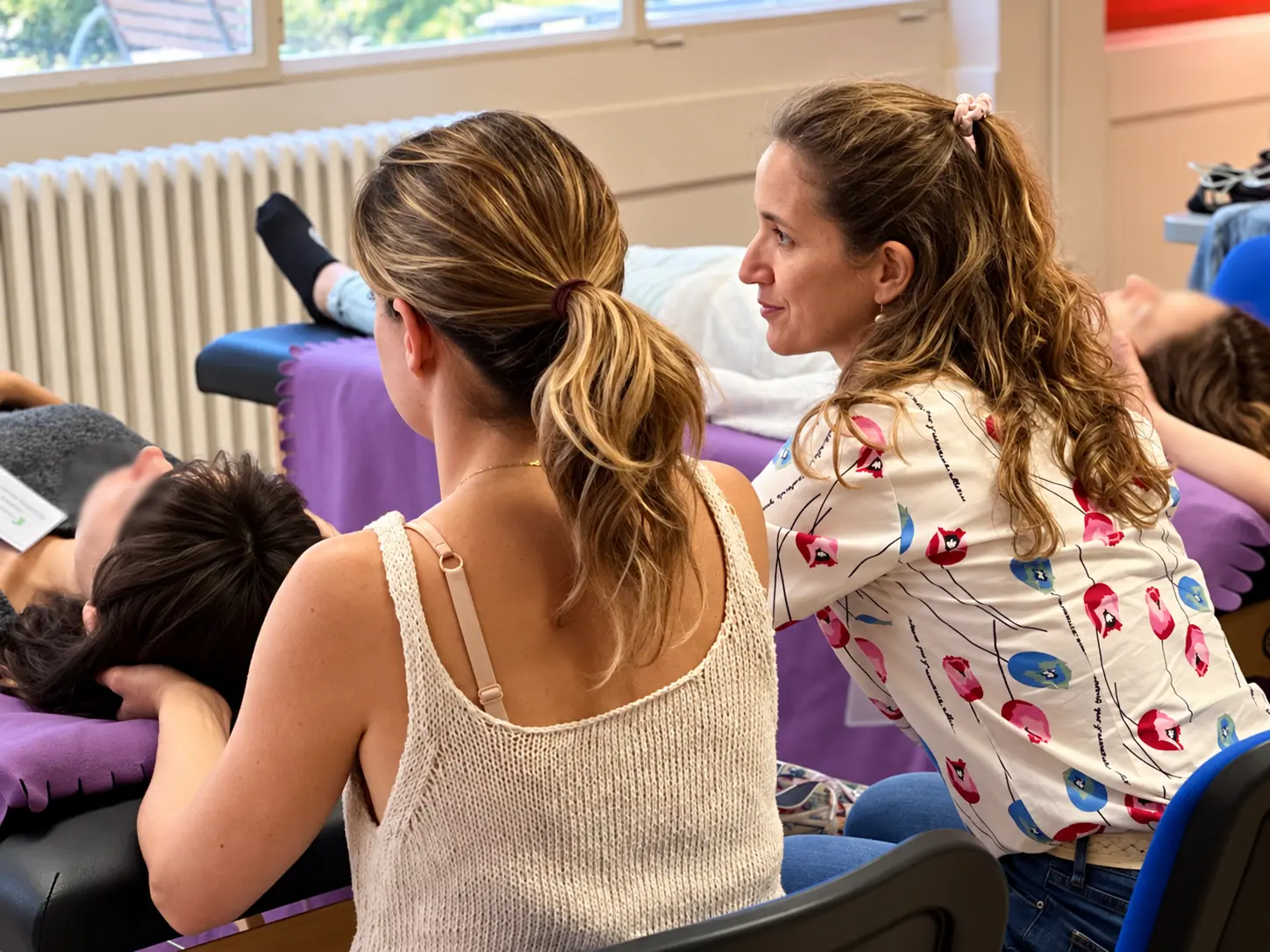 Débora Mínguez supervisando una práctica de osteopatía en grupo reducido